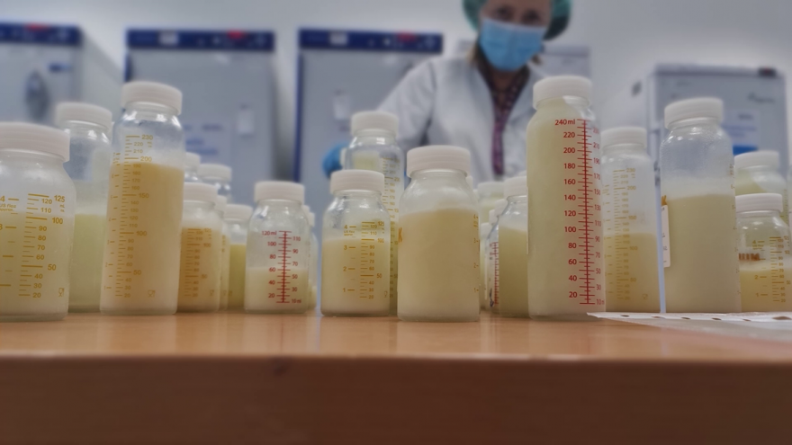 Texto Alternativo: El Hospital 12 de Octubre anima a las mujeres que han dado a luz a ser donantes de leche para incrementar las reservas de cara al verano