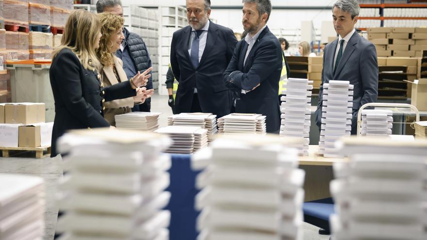 Texto Alternativo: La Comunidad de Madrid supervisa los preparativos del material logístico para las elecciones autonómicas del 28-M