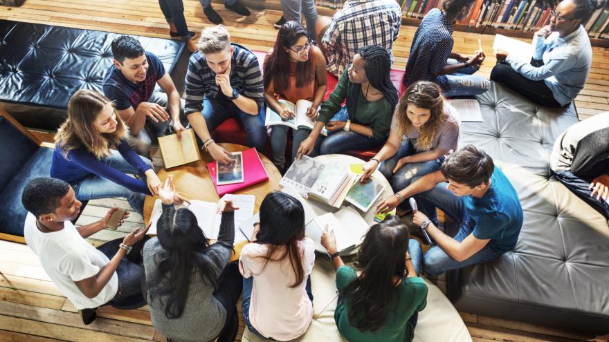Texto Alternativo: La Comunidad de Madrid abre el plazo para solicitar ayudas de ampliación de estudios en el extranjero durante el curso 2022/23
