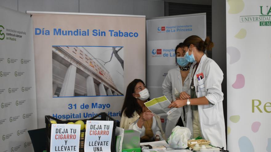 Texto Alternativo: El Hospital de La Princesa conmemora el Día Mundial sin Tabaco intercambiando manzanas por cigarrillos