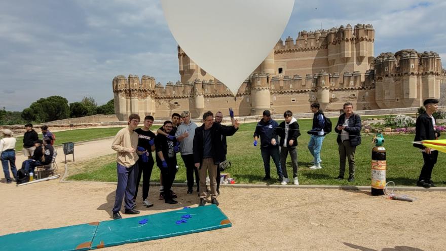 Texto Alternativo: La Comunidad de Madrid lanza en globo a su primer astronauta de cartón dentro de los proyectos STEM aeroespaciales