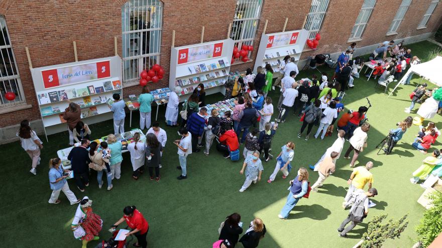 Texto Alternativo: Los pacientes del Hospital Niño Jesús viven la Feria del Libro de Madrid un día antes de su inauguración oficial