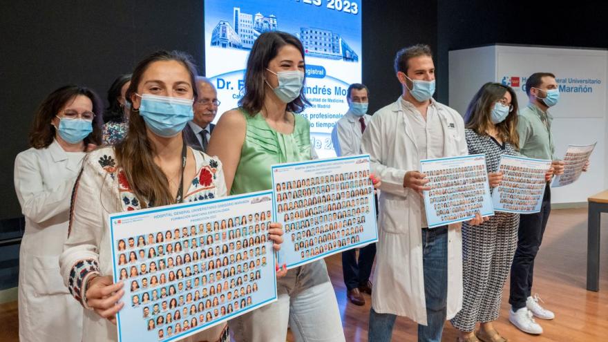 Texto Alternativo: El Hospital Gregorio Marañón homenajea a los 141 residentes que han finalizado su formación sanitaria especializada en el hospital