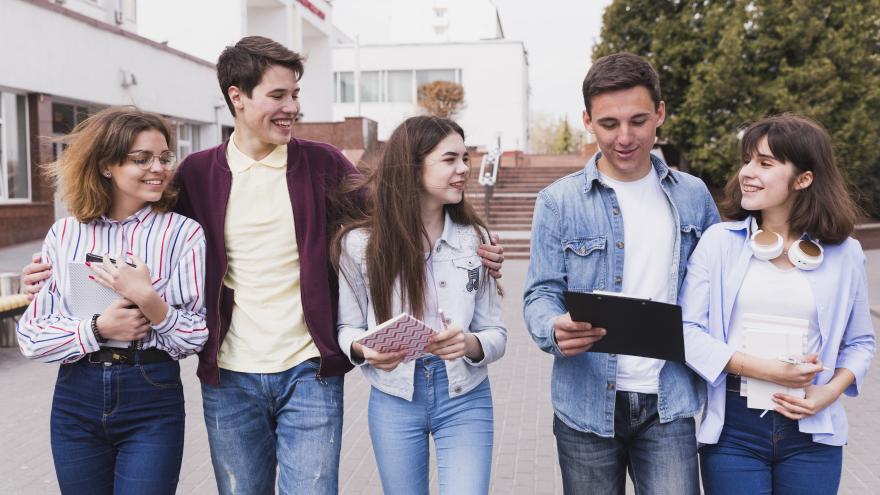 Texto Alternativo: Un estudio de la Comunidad de Madrid revela que más del 90% de los jóvenes se siente bastante o muy satisfecho de vivir en la región