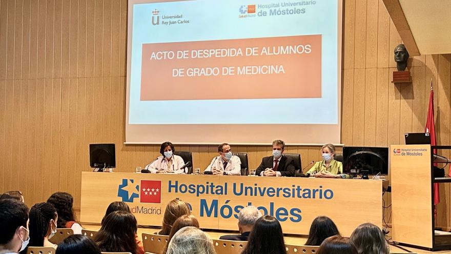 Texto Alternativo: Se gradúa la sexta promoción de Medicina de la Universidad Rey Juan Carlos formada en el Hospital de Móstoles