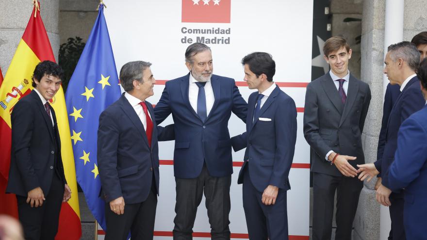 Texto Alternativo: La Comunidad de Madrid recibe a los finalistas del Circuito de Novilladas y la Copa Chenel