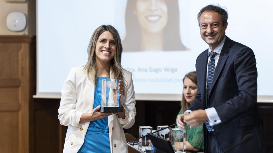 Texto Alternativo: Una neuróloga del Hospital de La Princesa, Ana Gago, recibe el Premio 'SEN Cefaleas' por su labor científica