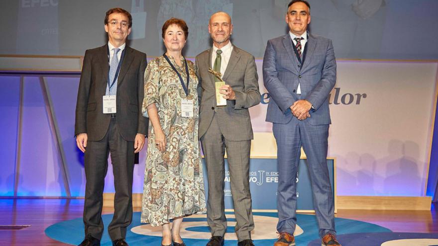 Texto Alternativo: El subdirector gerente del Hospital Clínico San Carlos recibe el premio honorífico 'Afectivo Efectivo'