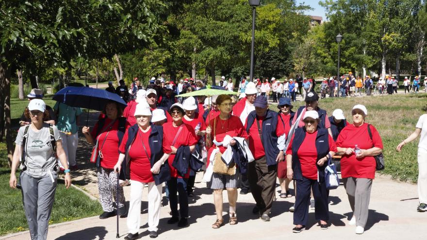 Texto Alternativo: La Comunidad de Madrid celebra la X Marcha de Mayores con casi 600 participantes de 25 residencias públicas