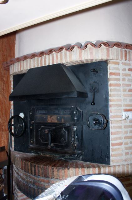 Texto Alternativo: ¡Especialidad en el Restaurante El Alambique: Cochinillos en horno de leña!