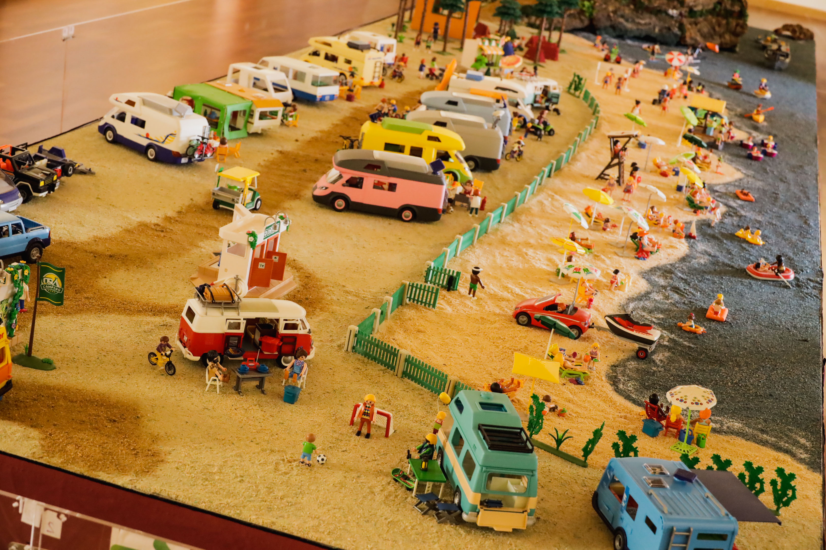 Texto Alternativo: Los clicks de Playmobil vuelven al Museo de la Ciudad con la exposición De veraneo en el camping