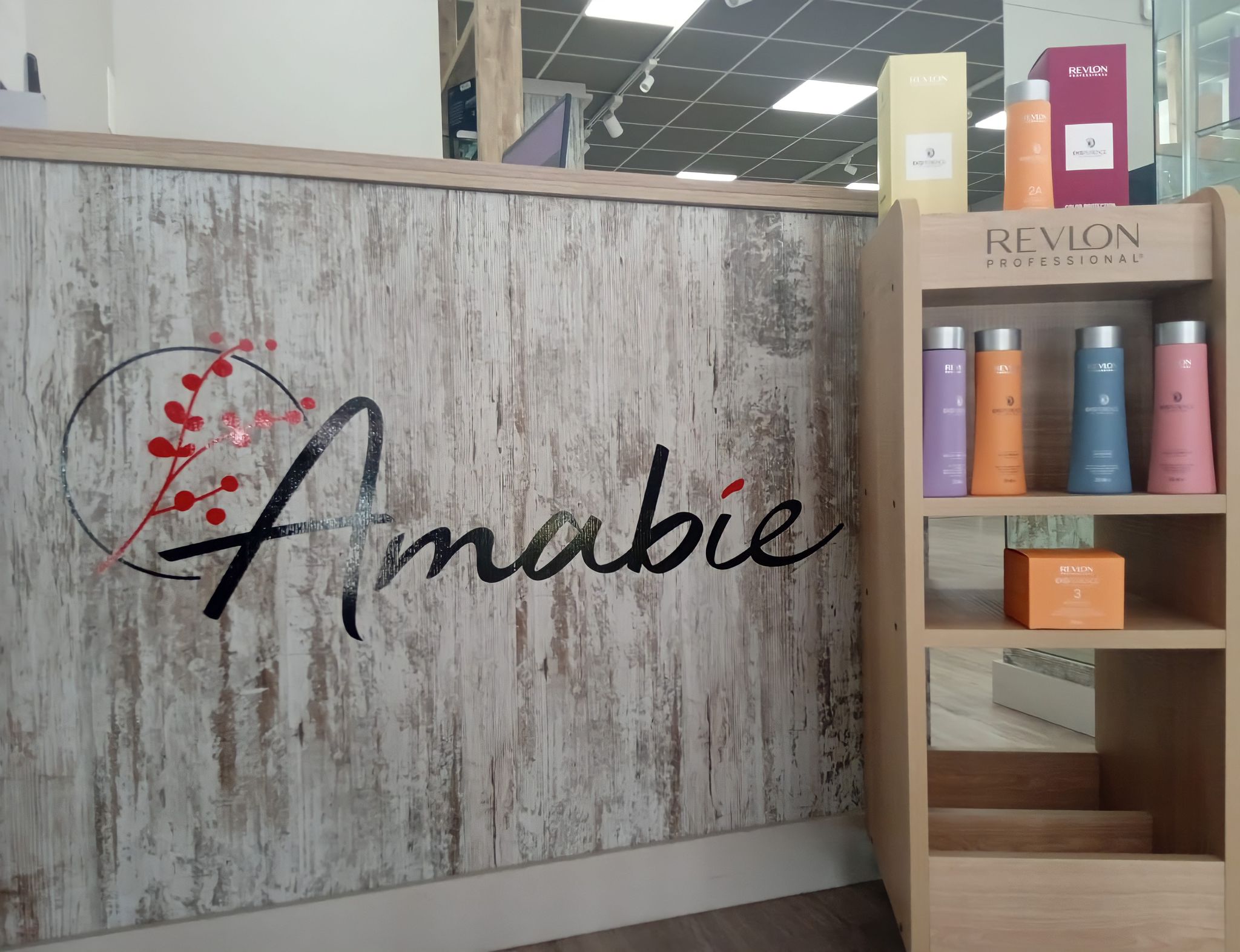 Texto Alternativo: Descubre la diversidad de estilos en bodas y comuniones en Amabie Belleza