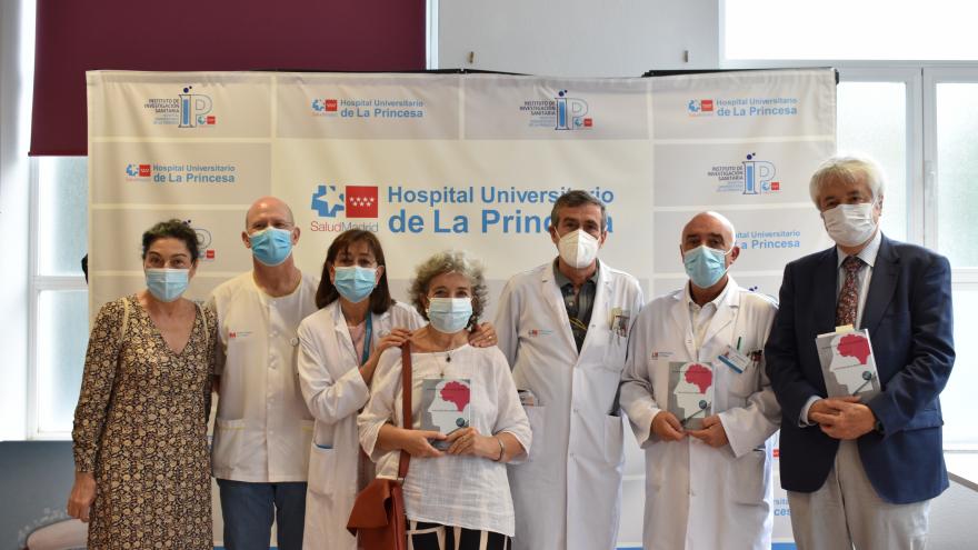 Texto Alternativo: Una reumatóloga del Hospital de La Princesa presenta un libro sobre manejo del dolor y la inflamación