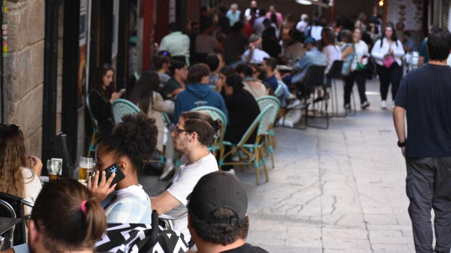 Texto Alternativo: Díaz Ayuso anuncia ayudas económicas para los negocios con mayor antigüedad de la región