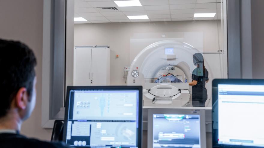 Texto Alternativo: Díaz Ayuso anuncia centros integrados de pruebas diagnósticas para hacer en un mismo punto análisis, radiografías y resonancias