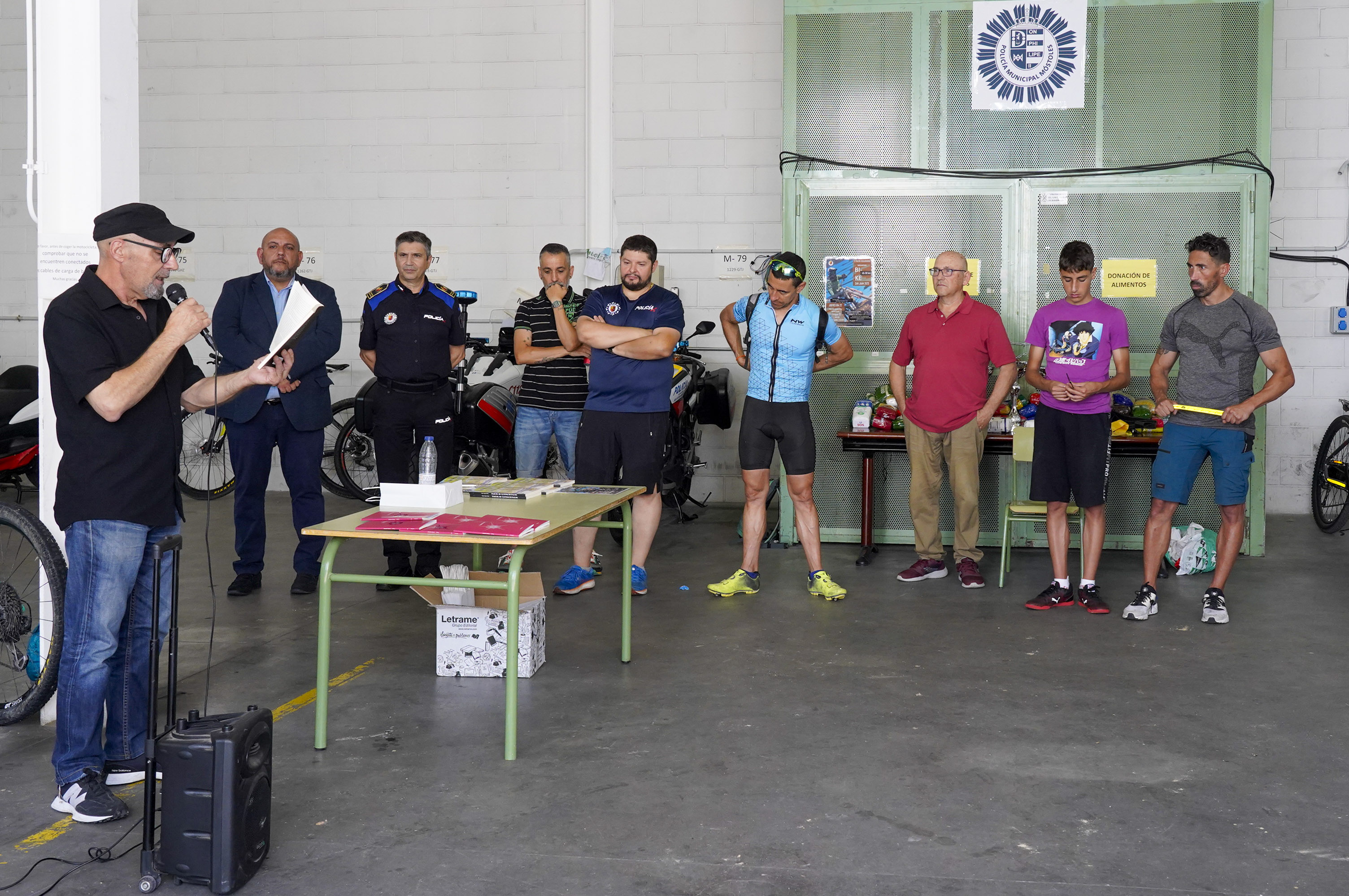 Texto Alternativo: La Policía Municipal de Móstoles organiza una ruta ciclista solidaria y la presentación de un poemario y una autobiografía con motivo de la festividad de San Juan Bautista