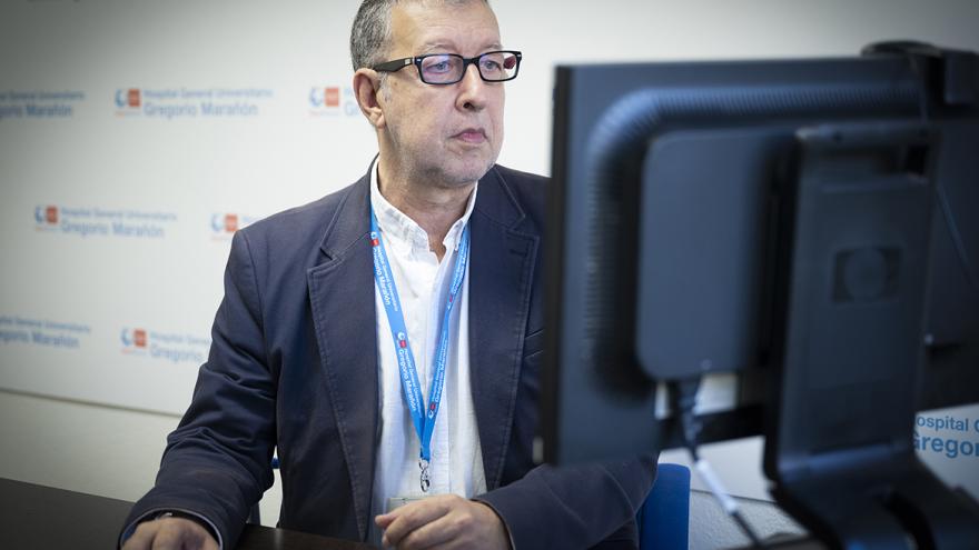 Texto Alternativo: El subdirector de Sistemas de Información del Hospital Gregorio Marañón recibe el Premio Nacional de Informática y Salud