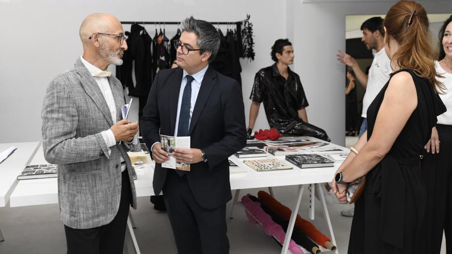 Texto Alternativo: La Comunidad de Madrid el Gobierno de la Comunidad de Madrid presenta un recorrido por 43 talleres de costura de creadores españoles