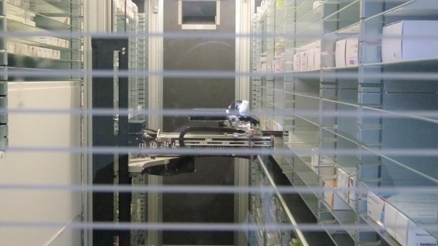 Texto Alternativo: El Hospital Fundación Alcorcón amplia las consultas de Farmacia e instala robots para la dispensación de medicamentos a pacientes no ingresados