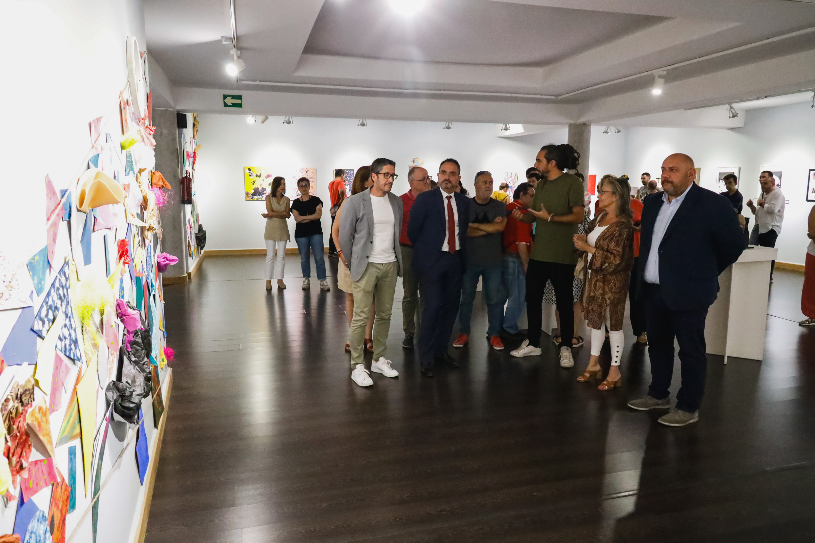 Texto Alternativo: El Alcalde asiste a la inauguración de la exposición Trazos a trozos, realizada por artistas de Spacio AMÁS