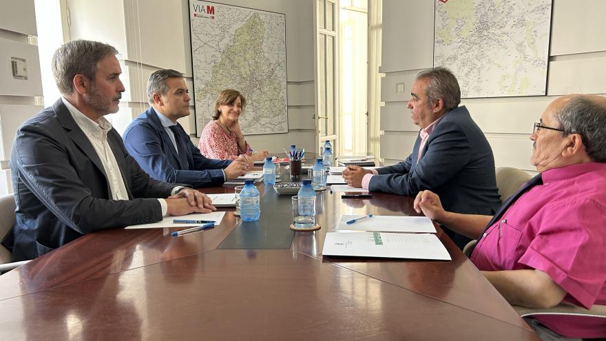 Texto Alternativo: Rodrigo traslada al alcalde de San Fernando de Henares el compromiso de tener las calles afectadas por la 7B despejadas en septiembre