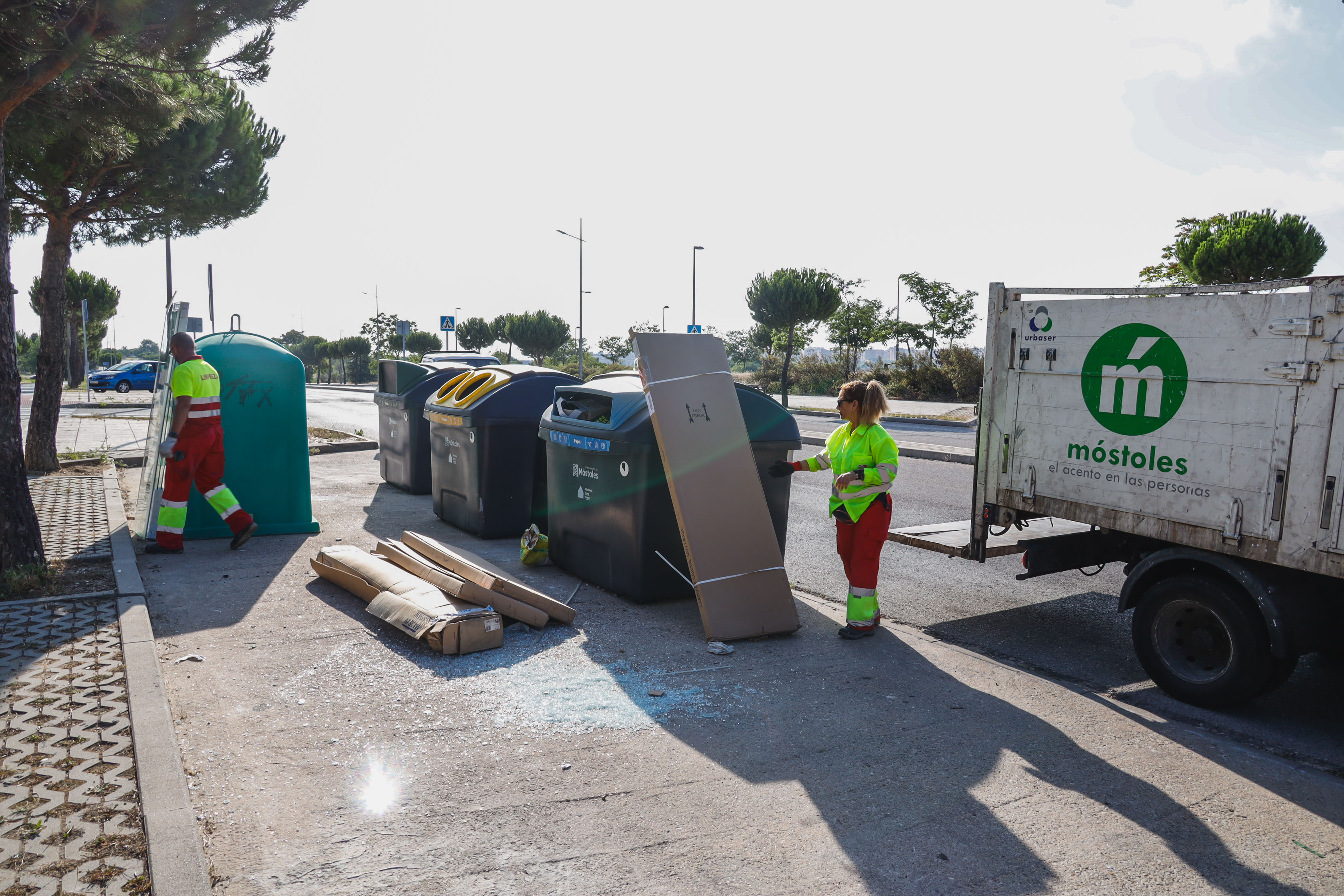 Texto Alternativo: El Gobierno de Móstoles pone en marcha una actuación especial de trabajos de limpieza viaria y desbroce en el PAU-4
