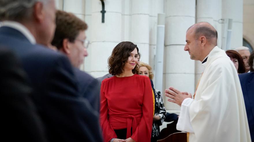 Texto Alternativo: Díaz Ayuso asiste a la misa de inicio del ministerio pastoral de José Cobo como arzobispo de Madrid