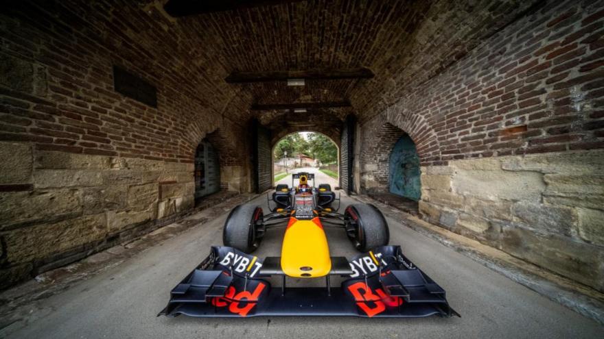 Texto Alternativo: La Comunidad de Madrid exhibirá el monoplaza de F1 del equipo Red Bull Racing en Alcalá de Henares, Alcobendas y San Lorenzo de El Escorial