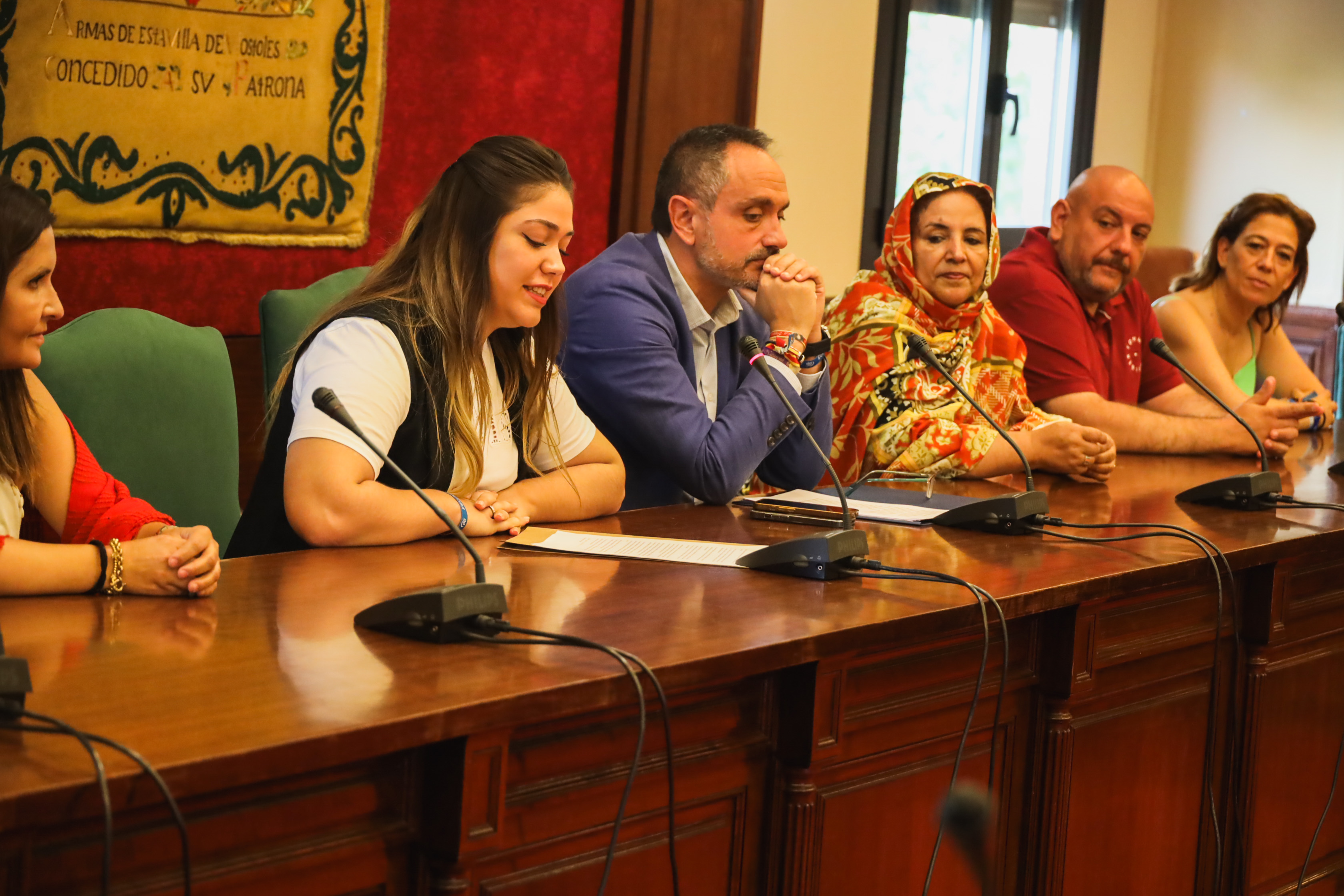 Texto Alternativo: Niños y niñas saharauis visitan el Ayuntamiento dentro del programa Vacaciones en Paz
