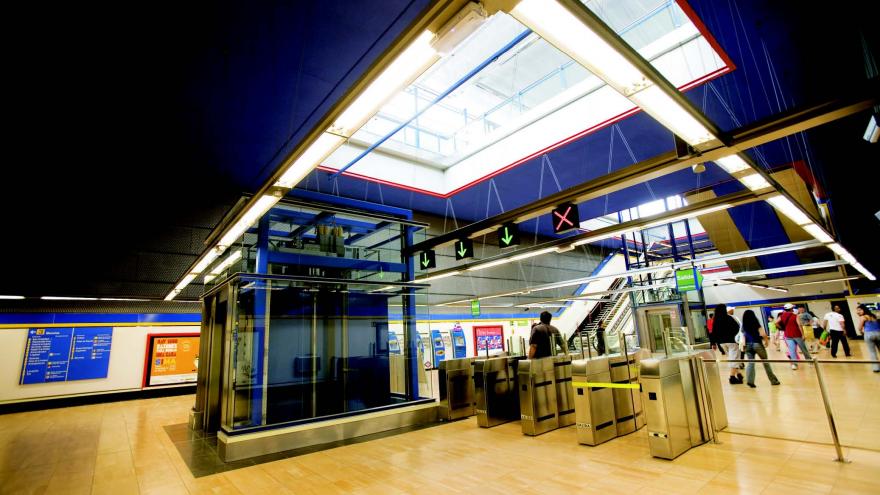Texto Alternativo: La Comunidad de Madrid instalará seis ascensores en la estación de Metro de Duque de Pastrana para hacerla plenamente accesible