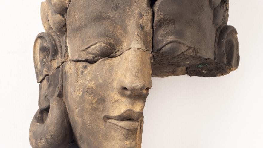 Texto Alternativo: La Comunidad de Madrid incorpora cinco nuevas esculturas de rostros humanos en piedra a la exposición Los últimos días de Tarteso