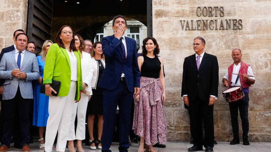 Texto Alternativo: Díaz Ayuso acompaña a Mazón en su toma de posesión y confía en revitalizar el eje Madrid- Valencia