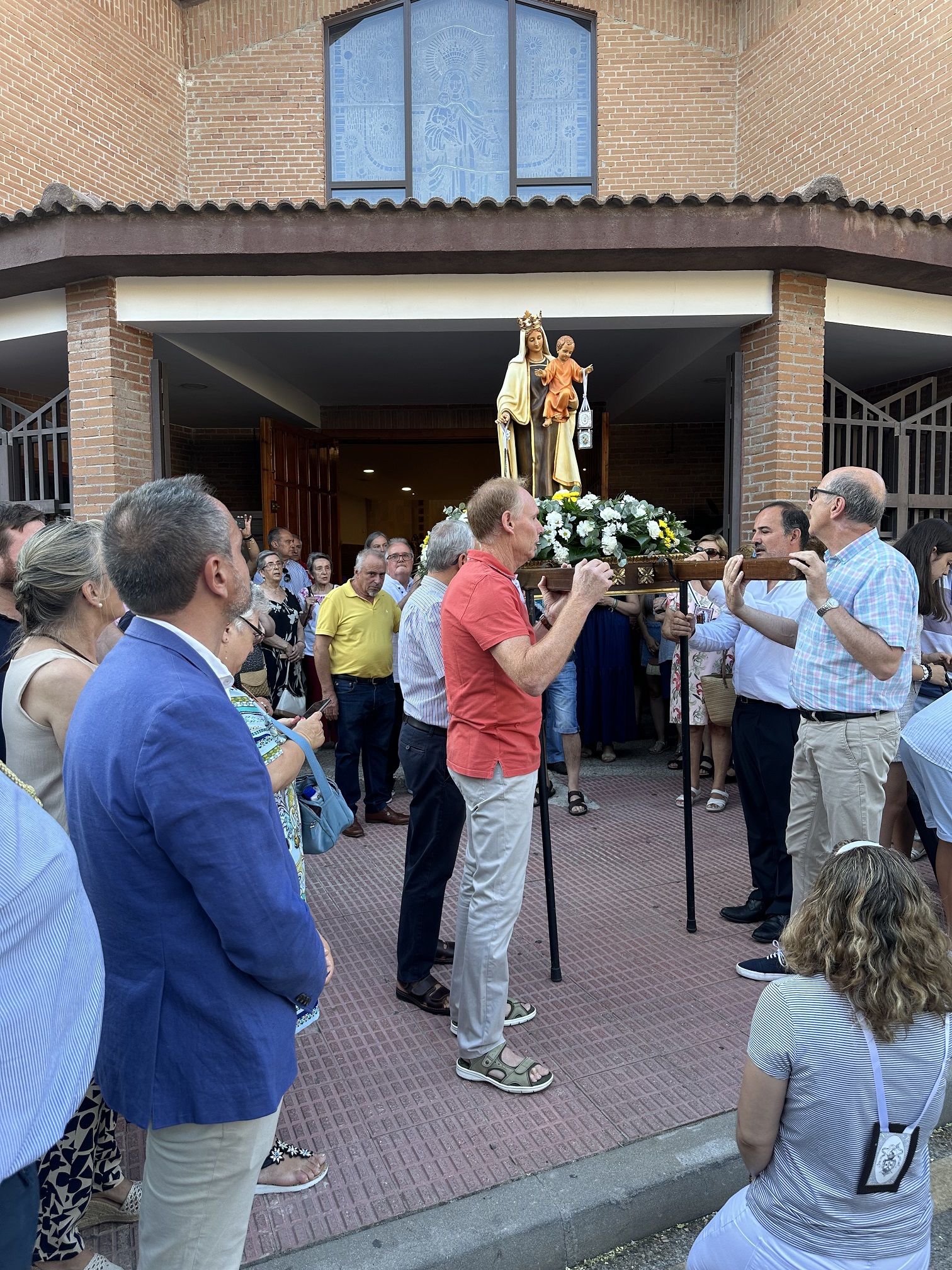 Texto Alternativo: El Alcalde de Móstoles participa en la tradicional misa y procesión en honor a la Virgen del Carmen