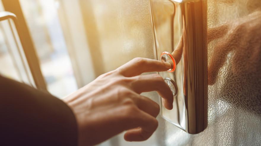 Texto Alternativo: La Comunidad de Madrid mantiene abierto el plazo de solicitud de ayudas para la instalación de ascensores en edificios de viviendas