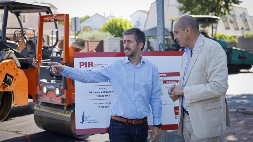 Texto Alternativo: La Comunidad de Madrid inicia en Sevilla la Nueva su mayor operación asfalto con la mejora de 55 calles de la localidad