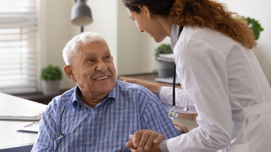 Texto Alternativo: La Comunidad de Madrid evalúa la salud de los mayores para frenar su deterioro funcional y establecer cuidados personalizados