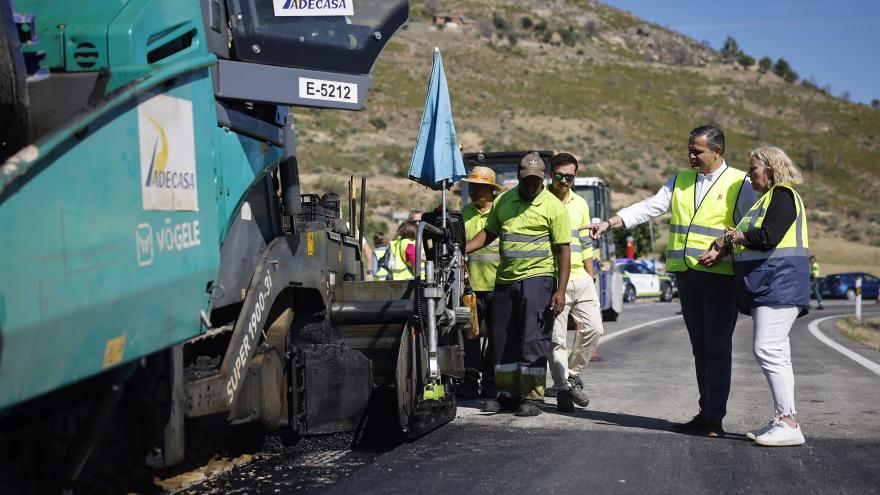 Texto Alternativo: La Comunidad de Madrid invierte 20 millones de euros en la mejora del firme de 200 kilómetros de carreteras repartidas en 60 municipios de la región