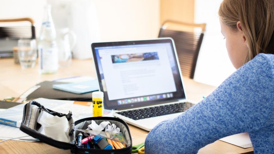 Texto Alternativo: La Comunidad de Madrid desarrolló en 2022/23 un plan digital para docentes de todos los centros educativos sostenidos con fondos públicos