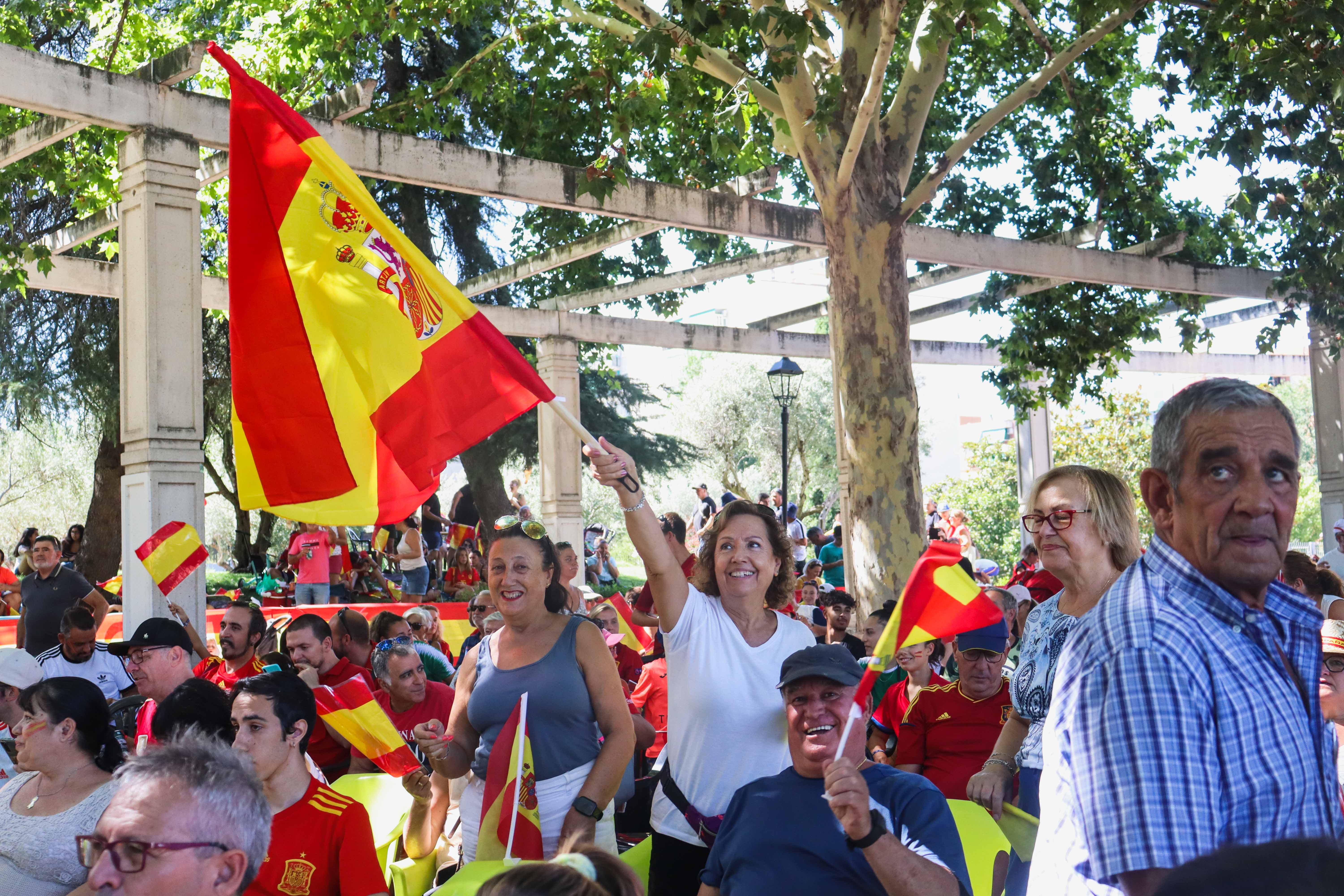 Texto Alternativo: Móstoles acude masivamente a apoyar a la selección femenina de fútbol de España