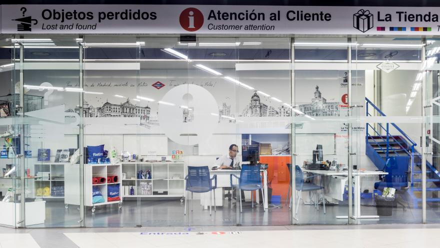 Texto Alternativo: La Comunidad de Madrid custodia cada año alrededor de 60.000 objetos perdidos en los trenes y estaciones de Metro