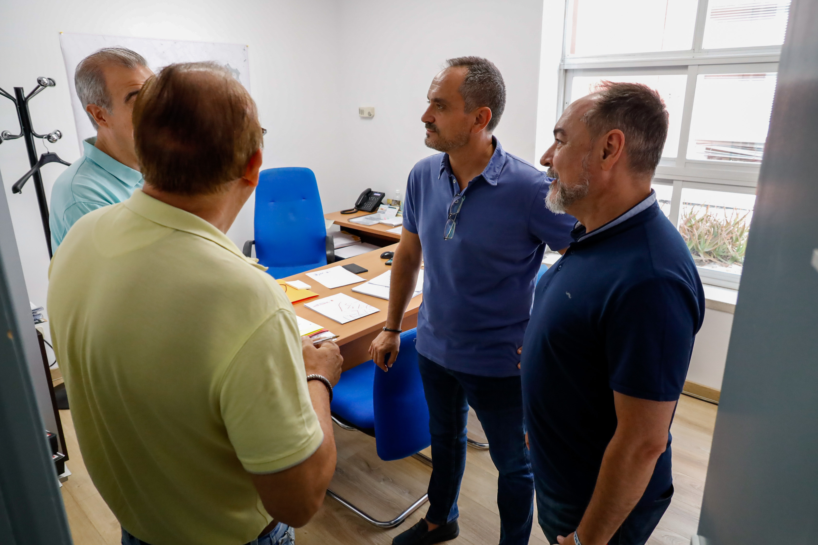 Texto Alternativo: El Alcalde sigue visitando las áreas del Ayuntamiento para mejorar la gestión municipal