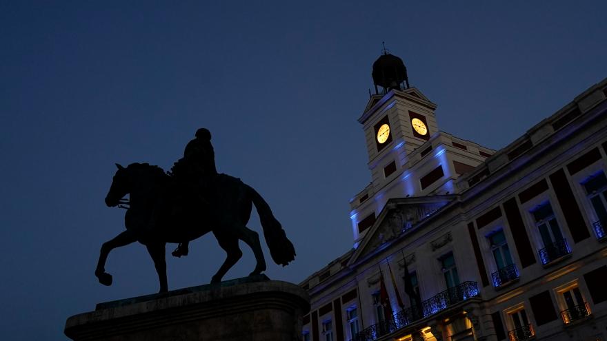 Texto Alternativo: La Comunidad de Madrid ilumina la Real Casa de Correos de azul y amarillo para conmemorar el Día de la Bandera Nacional de Ucrania
