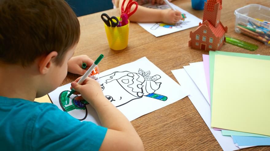 Texto Alternativo: La Comunidad de Madrid dará ayudas a familias acogedoras de hasta 5.000 euros anuales por niño para gastos extraordinarios