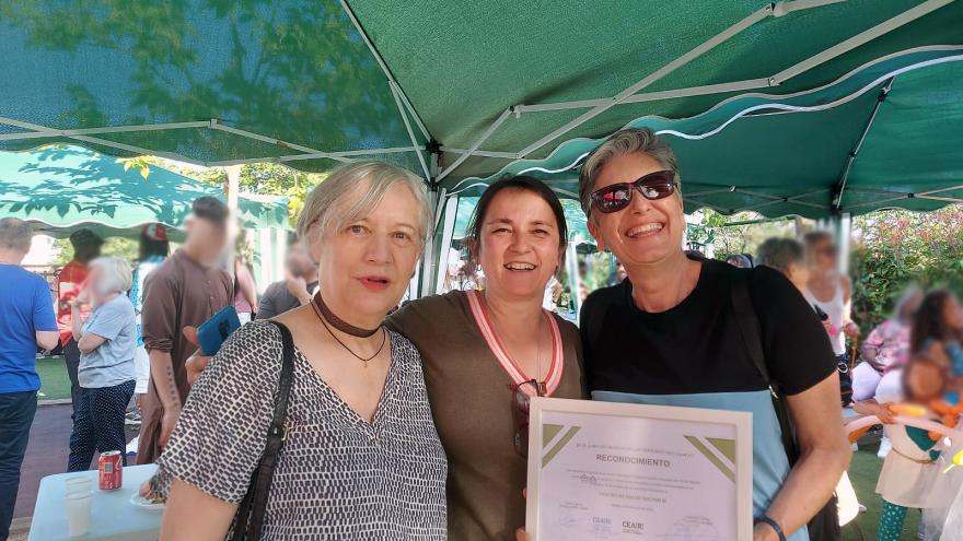 Texto Alternativo: El Centro de Salud Sector III recibe un diploma por su ayuda a las personas refugiadas de Getafe