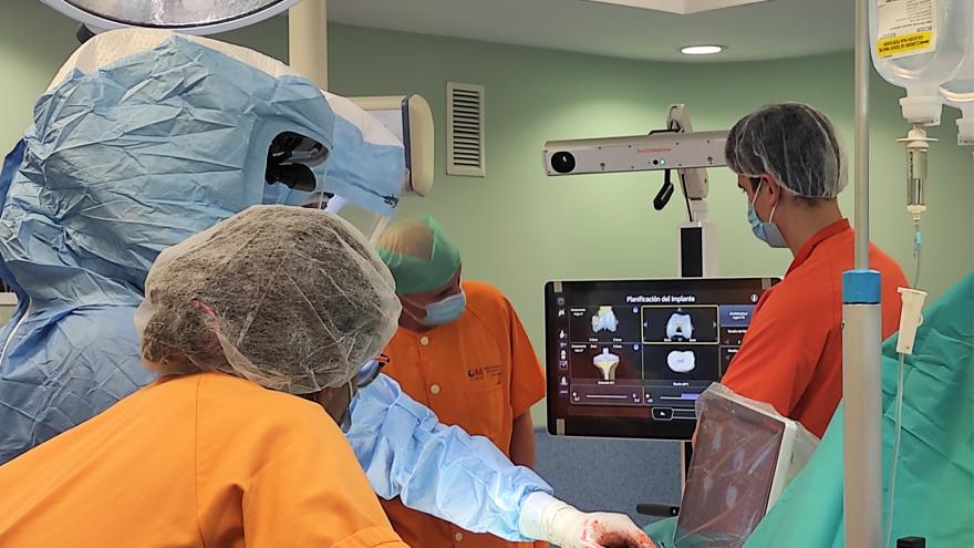Texto Alternativo: El Hospital Universitario de Fuenlabrada realiza más de 70 implantes de prótesis de rodilla con un innovador sistema de cirugía robótica