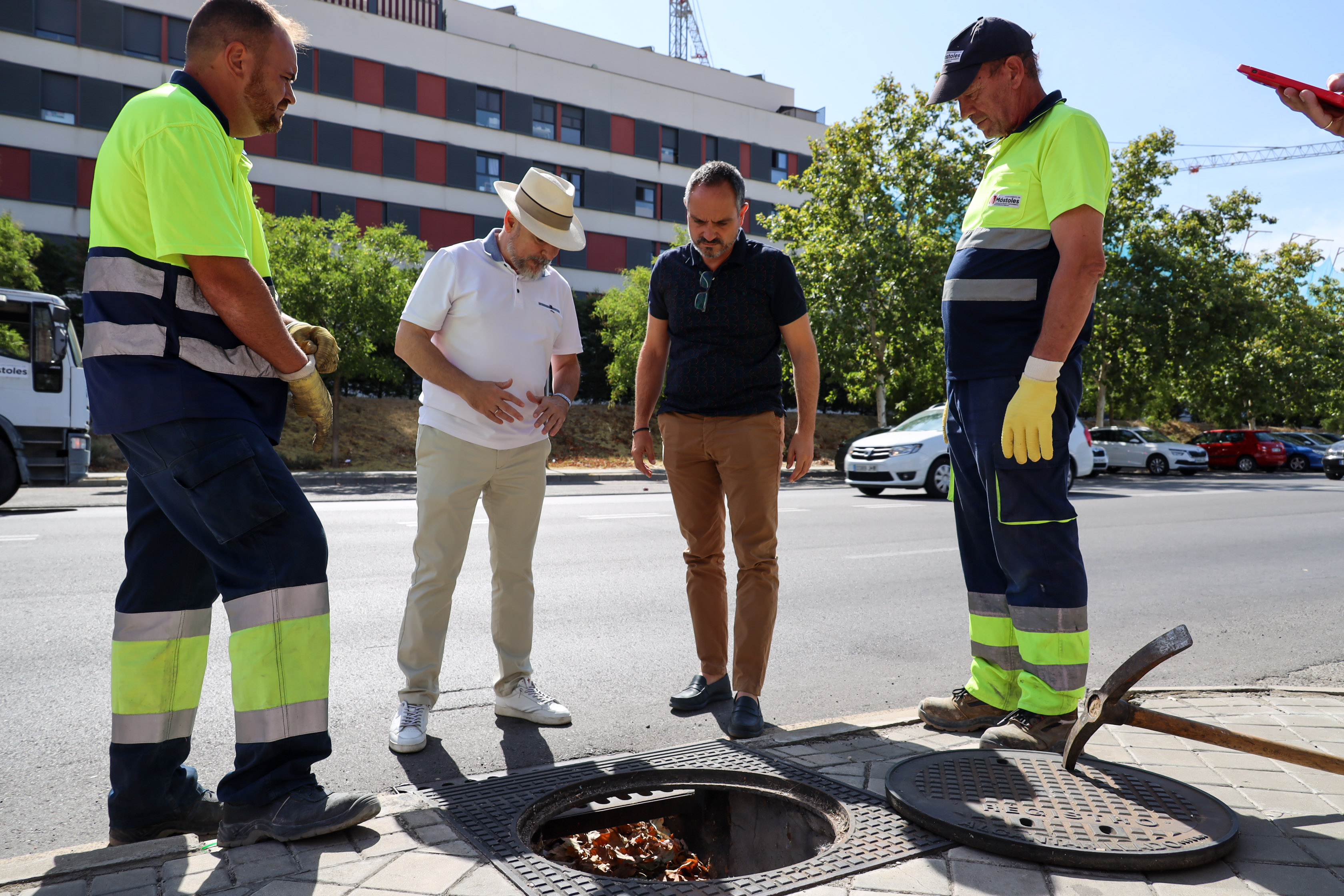 Texto Alternativo: Móstoles refuerza los trabajos de mantenimiento ante la previsión de lluvias