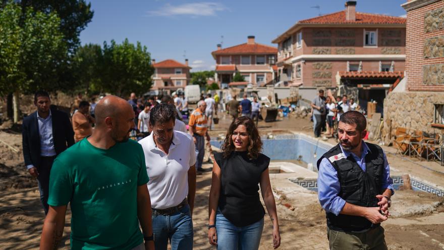Texto Alternativo: Díaz Ayuso supervisa las labores de recuperación de las zonas más afectadas por la DANA