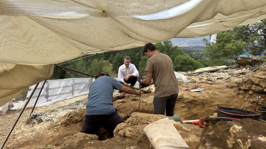 Texto Alternativo: La Comunidad de Madrid halla el fósil hominino más antiguo de la región en las excavaciones del Valle de los Neandertales
