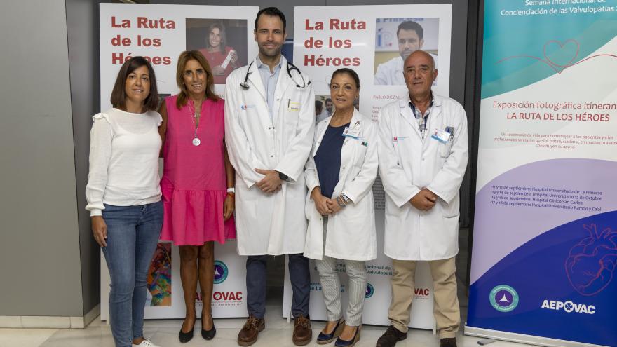 Texto Alternativo: El Hospital de La Princesa inaugura una exposición dedicada a los pacientes portadores de válvulas cardíacas y a los profesionales sanitarios que les tratan