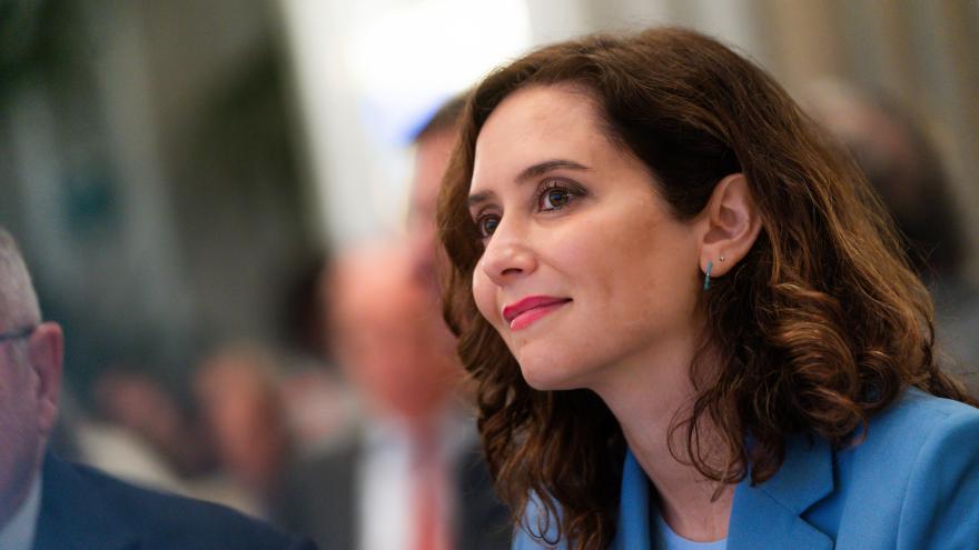 Texto Alternativo: Díaz Ayuso garantiza la defensa de un modelo económico que ofrezca confianza y sin tributos adicionales “caprichosos y arbitrarios”